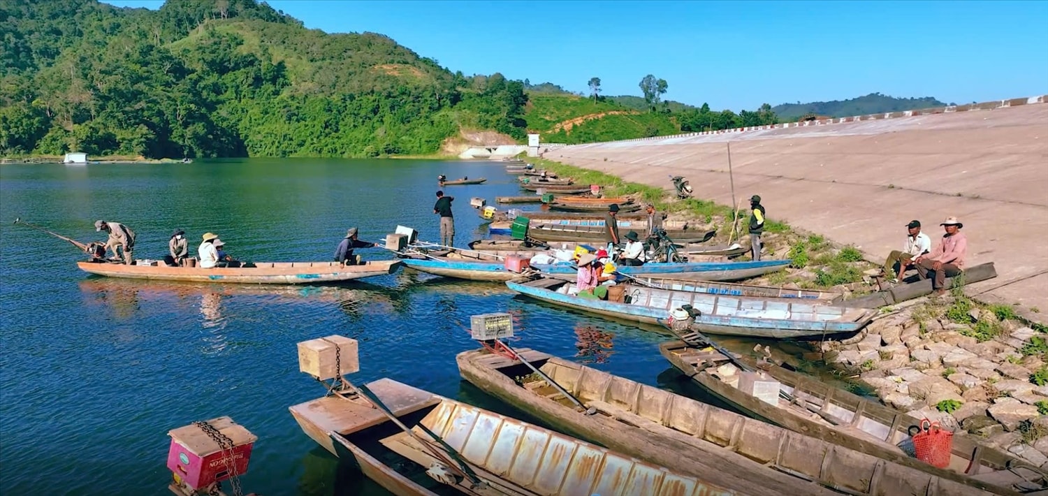 Từ hàng trăm năm qua, người M' Nông luôn gắn bó với những chiếc thuyền độc mộc Từ hàng trăm năm qua, người M' Nông luôn gắn bó với những chiếc thuyền độc mộc