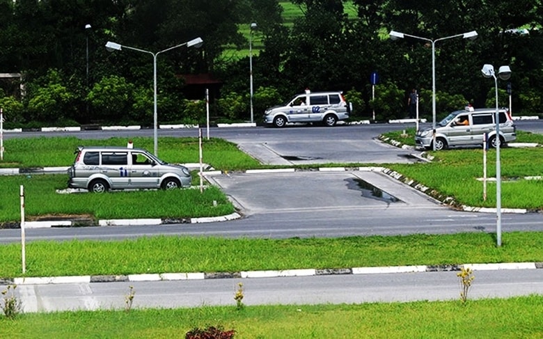 Hệ thống xe sát hạch của Trường Trung cấp Thuận Thành được đầu tư mới, đảm bảo tiêu chuẩn theo quy định Hệ thống xe sát hạch của Trường Trung cấp Thuận Thành được đầu tư mới, đảm bảo tiêu chuẩn theo quy định