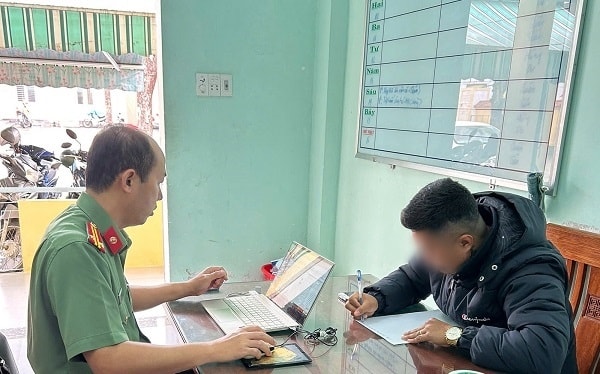 Công an làm việc với ông N.H.S về việc đăng tải thông tin xuyên tạc trên mạng xã hội. (Ảnh Công an Quảng Nam). Công an làm việc với ông N.H.S về việc đăng tải thông tin xuyên tạc trên mạng xã hội. (Ảnh Công an Quảng Nam).