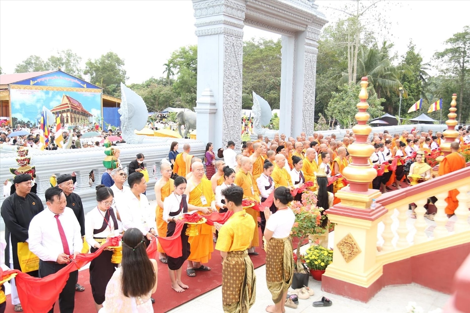 Các đại biểu thực hiện nghi thức  cắt băng khánh thành Chánh điện Học viện Phật giáo Nam tông Khmer