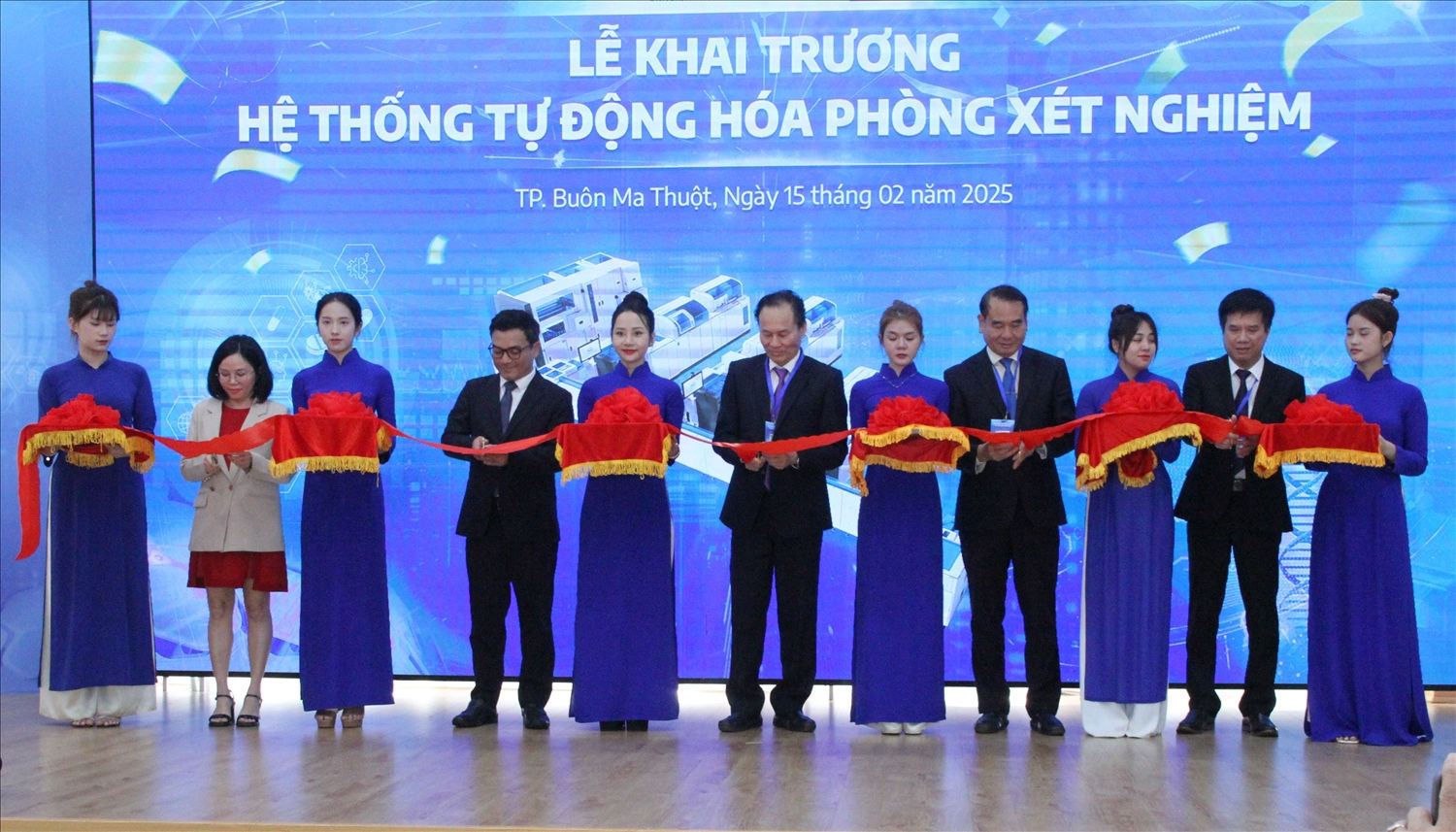 Cắt băng ra mắt Phòng xét nghiệm tự động