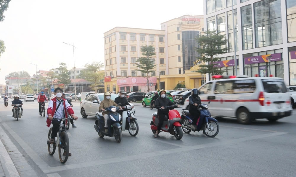 Người dân chấp hành nghiêm tín hiệu đèn giao thông. Ảnh chụp ngày 16/1 tại ngã tư giao nhau giữa đường Nguyễn Văn Cừ và Ngô Gia Tự (TP Bắc Giang) Người dân chấp hành nghiêm tín hiệu đèn giao thông tại ngã tư giao nhau giữa đường Nguyễn Văn Cừ và Ngô Gia Tự (TP Bắc Giang)