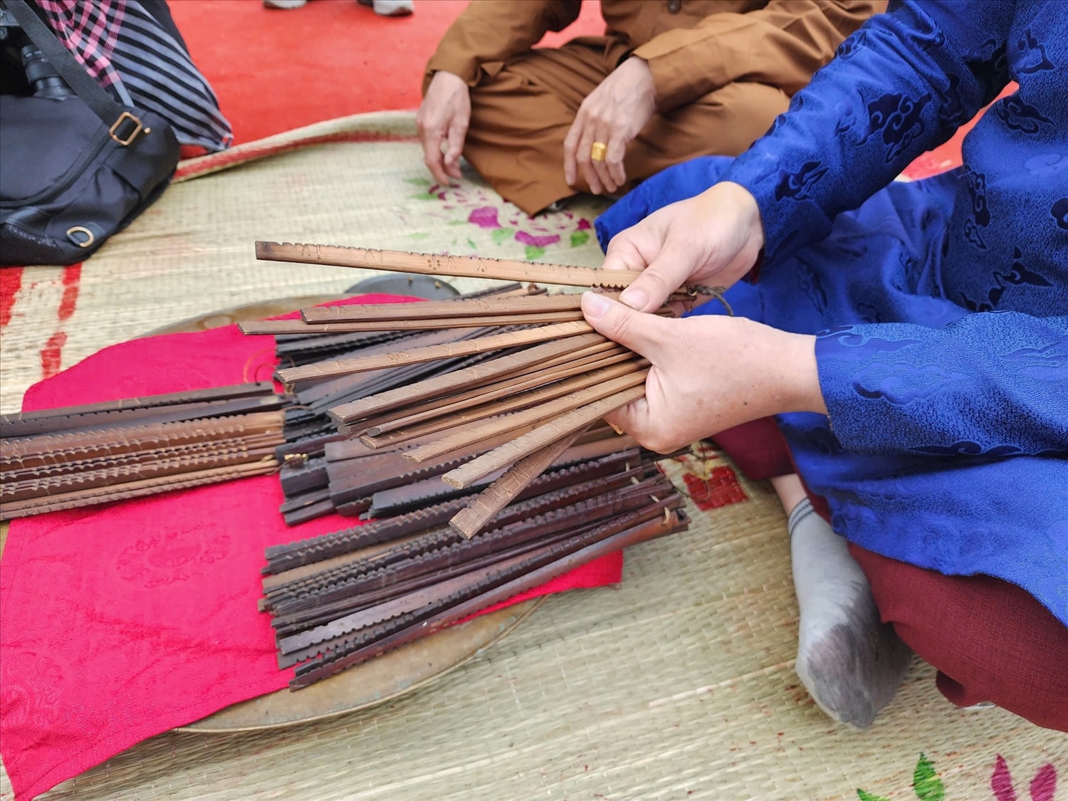 Một bộ lịch tre gồm có 12 thẻ làm từ những thanh tre được dóc, vót, đánh bóng cẩn thận
