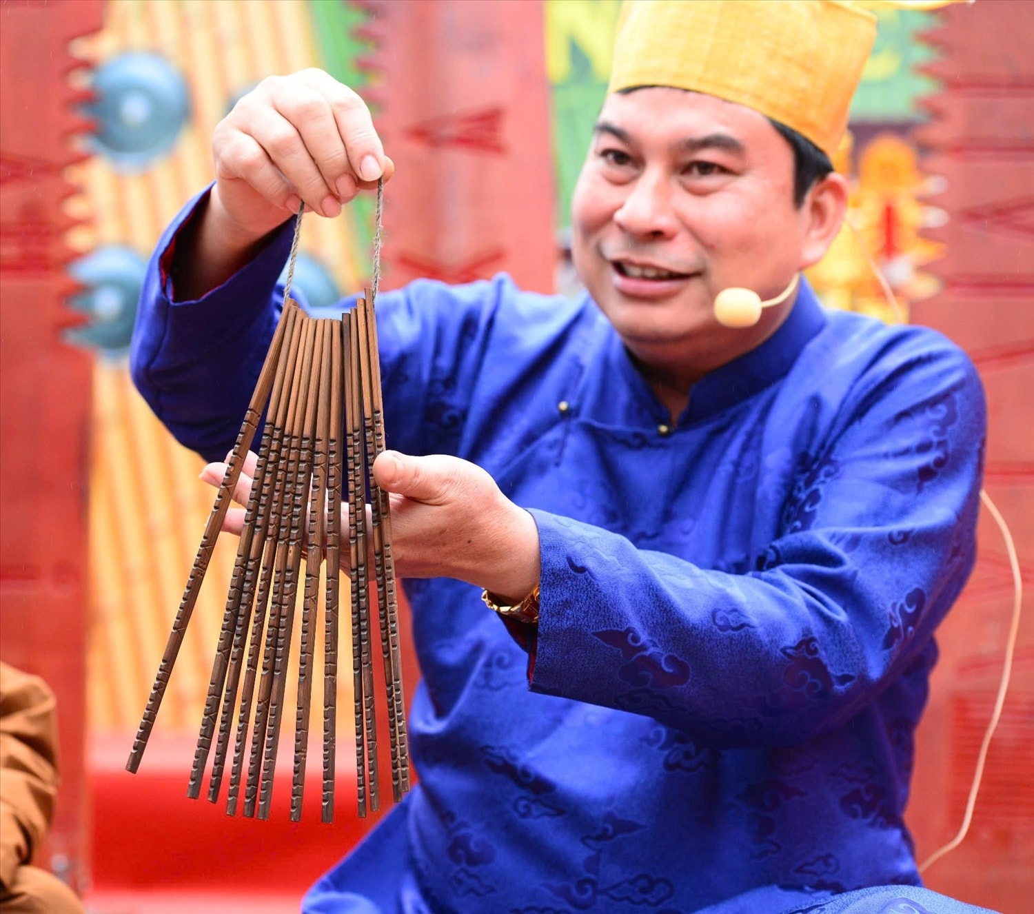 Trên thẻ tre có khắc các khắc, vạch, chấm (gọi chung là các ký hiệu, biểu tượng) biểu thị ngày, tháng và các hiện tượng quy luật trong tự nhiên hàng tháng trong năm.