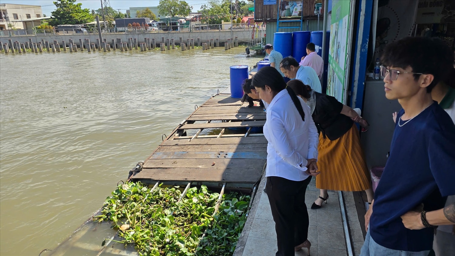 Đoàn kiểm tra tại điểm nhà bè cơ sở Khởi My tại khu vực chợ nổi Cái Răng Đoàn kiểm tra tại điểm nhà bè cơ sở Khởi My tại khu vực chợ nổi Cái Răng