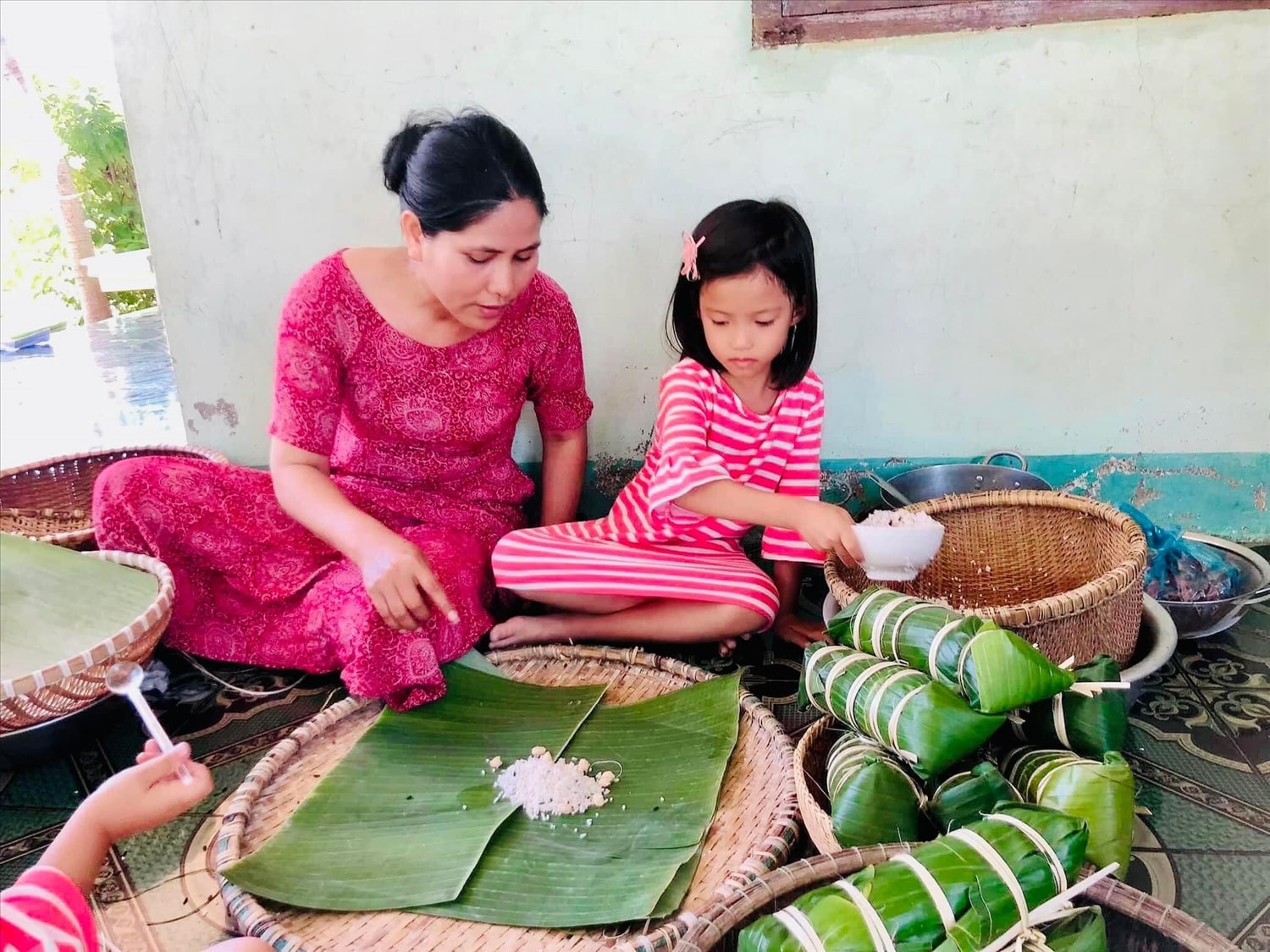 Một gia đình người Chăm làm bánh đón Tết Một gia đình người Chăm làm bánh đón Tết Ramưwan. Ảnh Kiều Maily