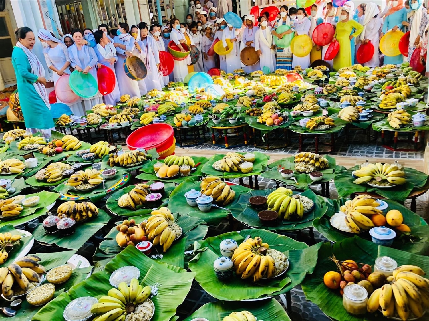 Đồng bào Chăm dâng cúng lễ vật tại thánh đường Đồng bào Chăm làm lễ chay niệm tại thánh đường