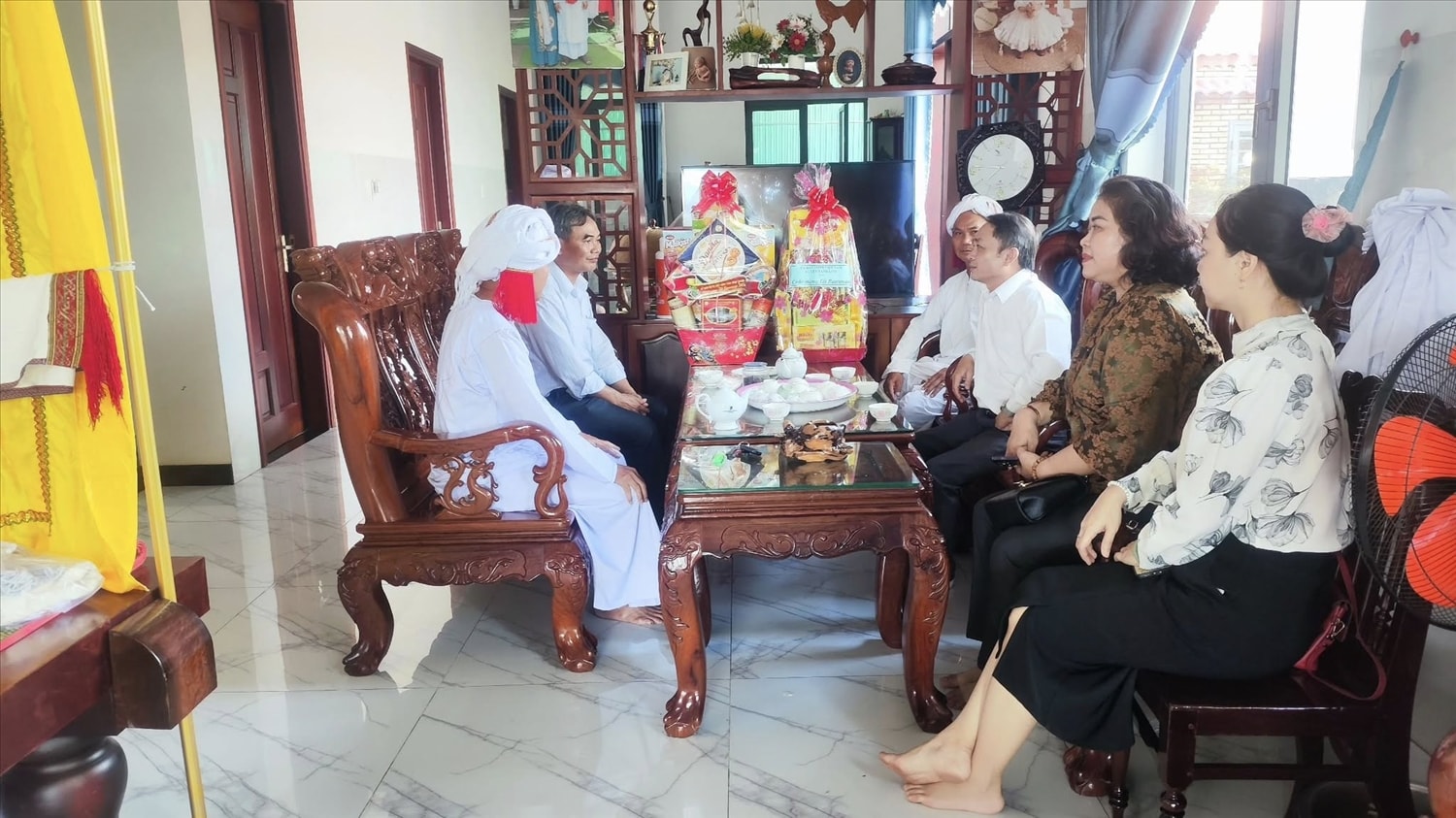 Thường trực Ủy ban MTTQ Việt Nam tỉnh Bình Thuận và Thường trực Ủy ban MTTQ Việt Nam huyện Tánh Linh đến thăm và chúc mừng Tết Ramưwan tại nhà Sư cả Thông Ninh, khu phố Chăm thị trấn Lạc Tánh. Thường trực Ủy ban MTTQ Việt Nam tỉnh Bình Thuận và Thường trực Ủy ban MTTQ Việt Nam huyện Tánh Linh đến thăm và chúc mừng Tết Ramưwan tại nhà Sư cả Thông Ninh, khu phố Chăm thị trấn Lạc Tánh.