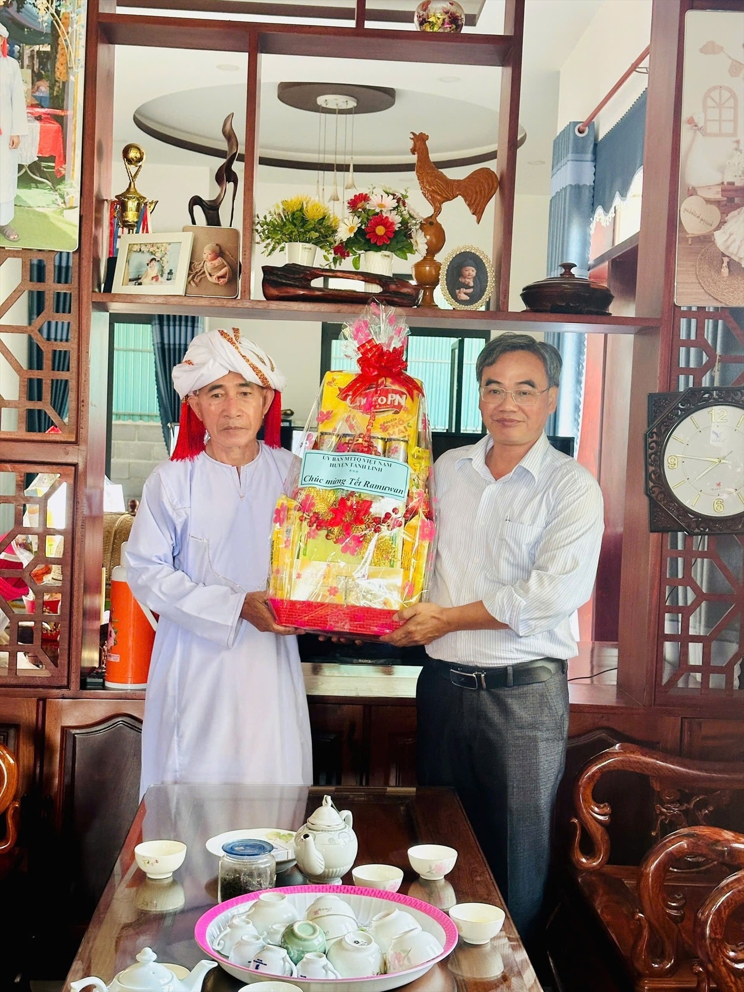 Thường trực Ủy ban MTTQ Việt Nam tỉnh Bình Thuận đến thăm, tặng quà chúc mừng Tết Ramưwan tại nhà Sư cả Thông Ninh, khu phố Chăm thị trấn Lạc Tánh. Thường trực Ủy ban MTTQ Việt Nam tỉnh Bình Thuận đến thăm, tặng quà chúc mừng Tết Ramưwan tại nhà Sư cả Thông Ninh, khu phố Chăm thị trấn Lạc Tánh.