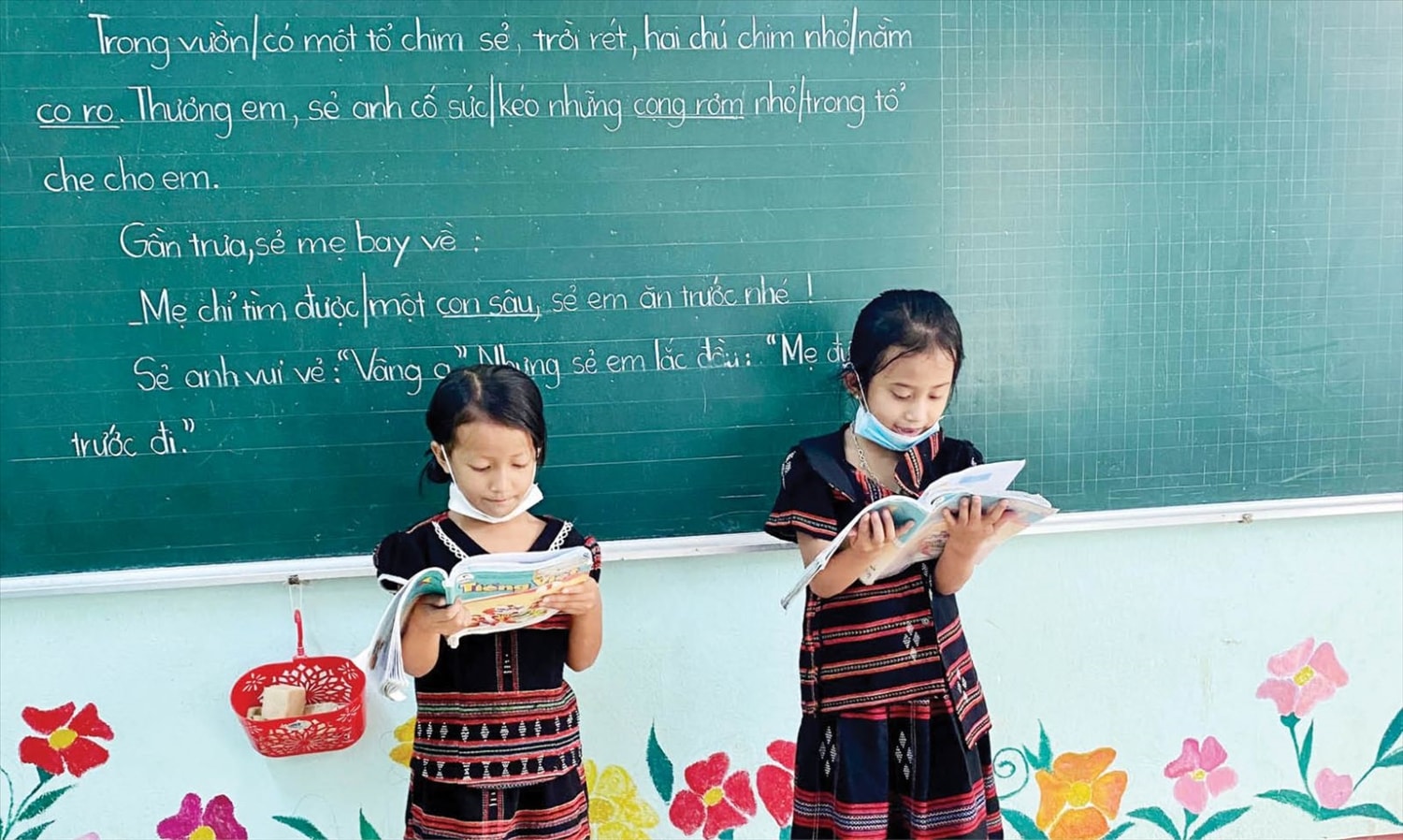Nhờ kịp thời nắm bắt thông tin, chỉ đạo và tuyên truyền vận động kịp thời nên sau kỳ nghỉ Tết, học sinh DTTS ở huyện A Lưới (Tp. Huế) đến trường đầy đủ Nhờ kịp thời nắm bắt thông tin, chỉ đạo và tuyên truyền vận động kịp thời nên sau kỳ nghỉ Tết, học sinh DTTS ở huyện A Lưới (Tp. Huế) đến trường đầy đủ