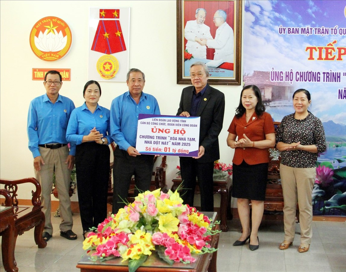 Lãnh đạo Ủy ban MTTQ Việt Nam tỉnh Ninh Thuận tiếp nhận ủng hộ của Liên đoàn Lao động tỉnh. Lãnh đạo Ủy ban MTTQ Việt Nam tỉnh Ninh Thuận tiếp nhận ủng hộ của Liên đoàn Lao động tỉnh.