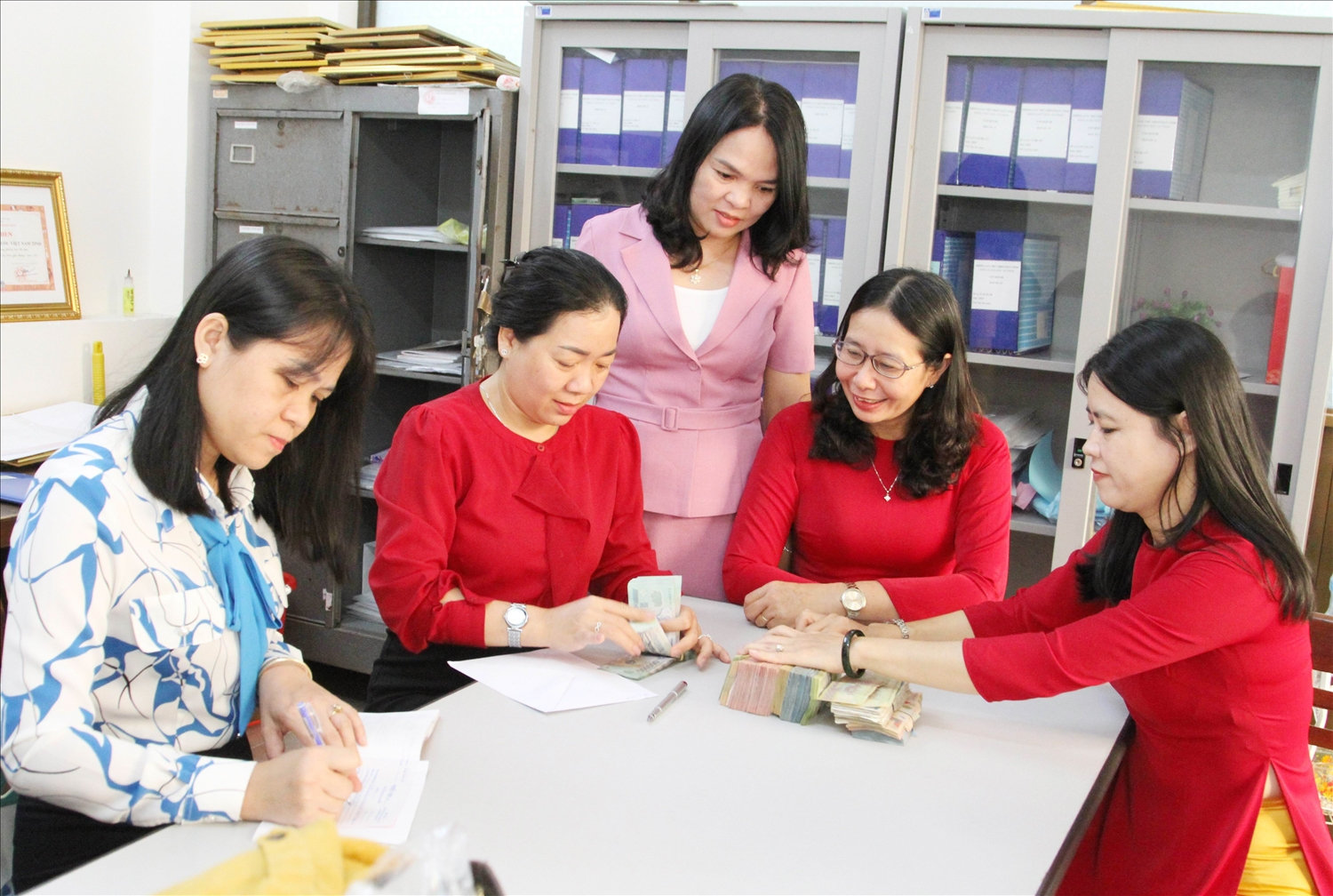 Giáo viên Trường THPT Nguyễn Trãi bàn giao tiền ủng hộ cho Ủy ban MTTQ Việt Nam tỉnh Ninh Thuận. Giáo viên Trường THPT Nguyễn Trãi bàn giao tiền ủng hộ cho Ủy ban MTTQ Việt Nam tỉnh Ninh Thuận.
