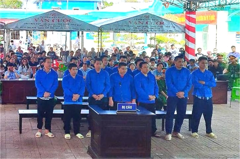 Các bị cáo nghe toà tuyên án cho hành vi của mình Các bị cáo nghe toà tuyên án cho hành vi của mình