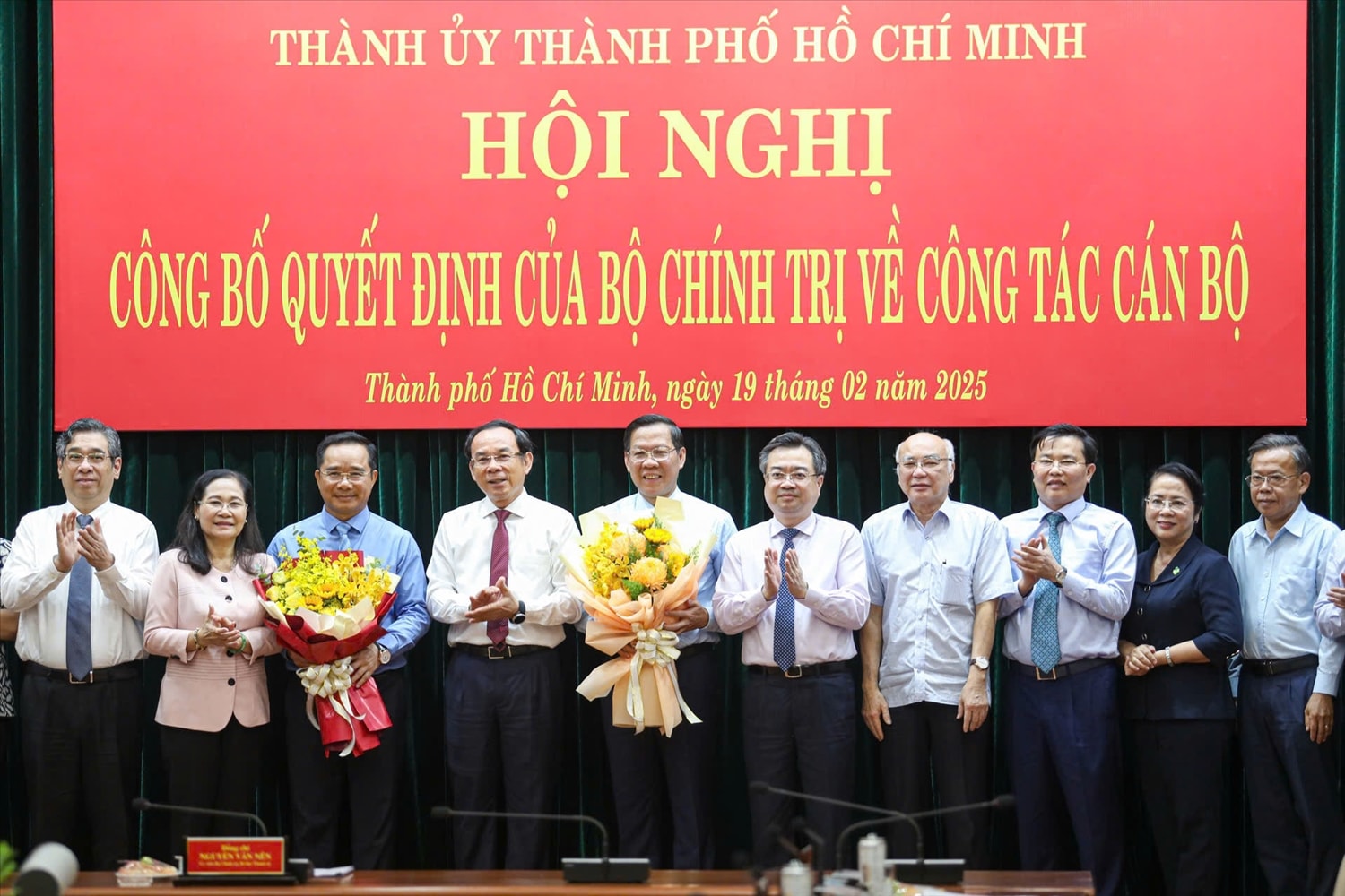 Lãnh đạo TP. Hồ Chí Minh tặng hoa chúc mừng ông Phan Văn Mãi và ông Nguyễn Văn Được nhận nhiệm vụ mới (Ảnh: Đào Phương) Lãnh đạo TP. Hồ Chí Minh tặng hoa chúc mừng ông Phan Văn Mãi và ông Nguyễn Văn Được nhận nhiệm vụ mới (Ảnh: Đào Phương)