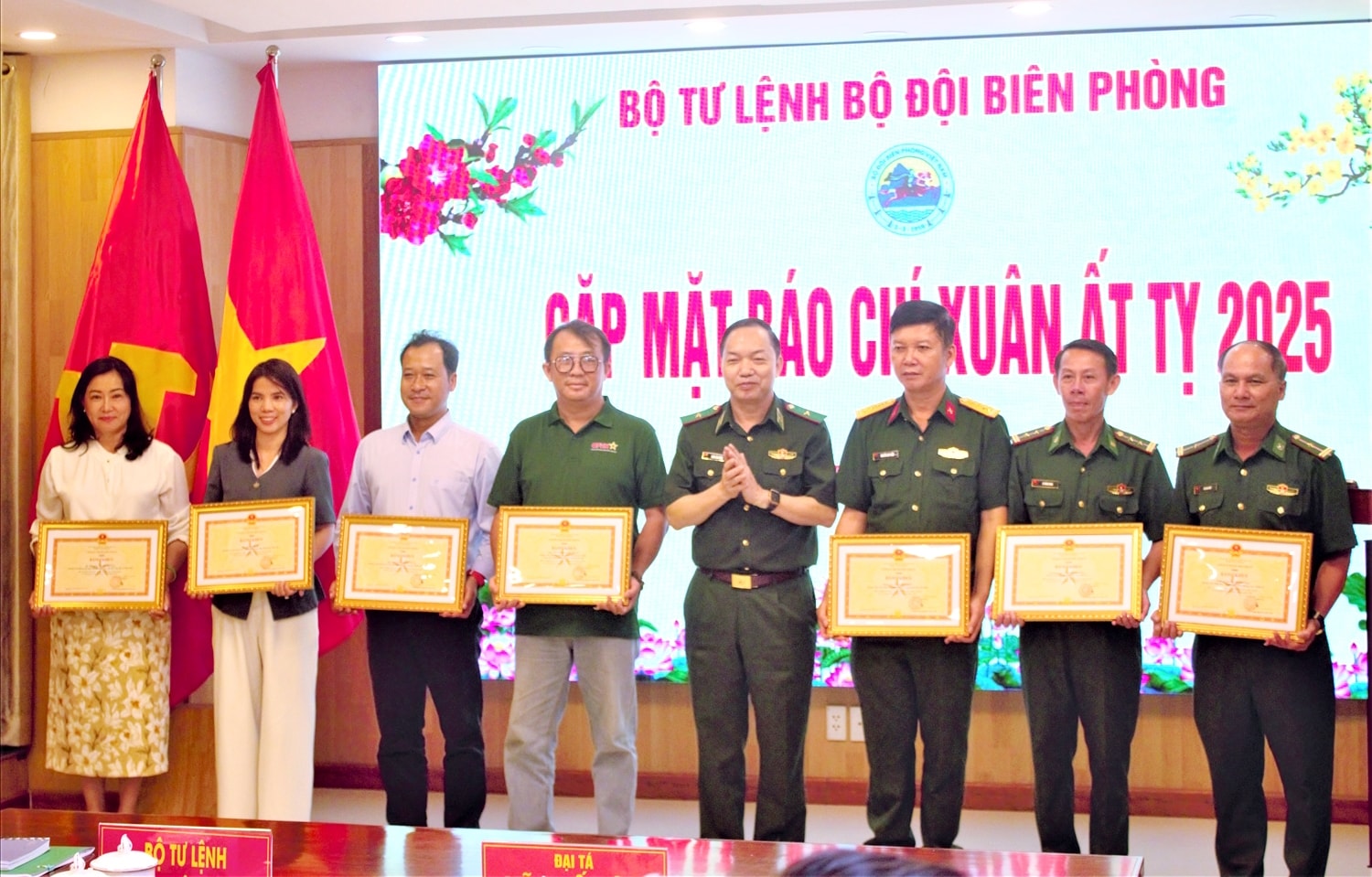 Nhà báo Trương Thị Hạnh Nguyên (ngoài cùng bên trái) nhận Bằng khen của Bộ Tư lệnh BĐBP Nhà báo Trương Thị Hạnh Nguyên (ngoài cùng bên trái) nhận Bằng khen của Bộ Tư lệnh BĐBP