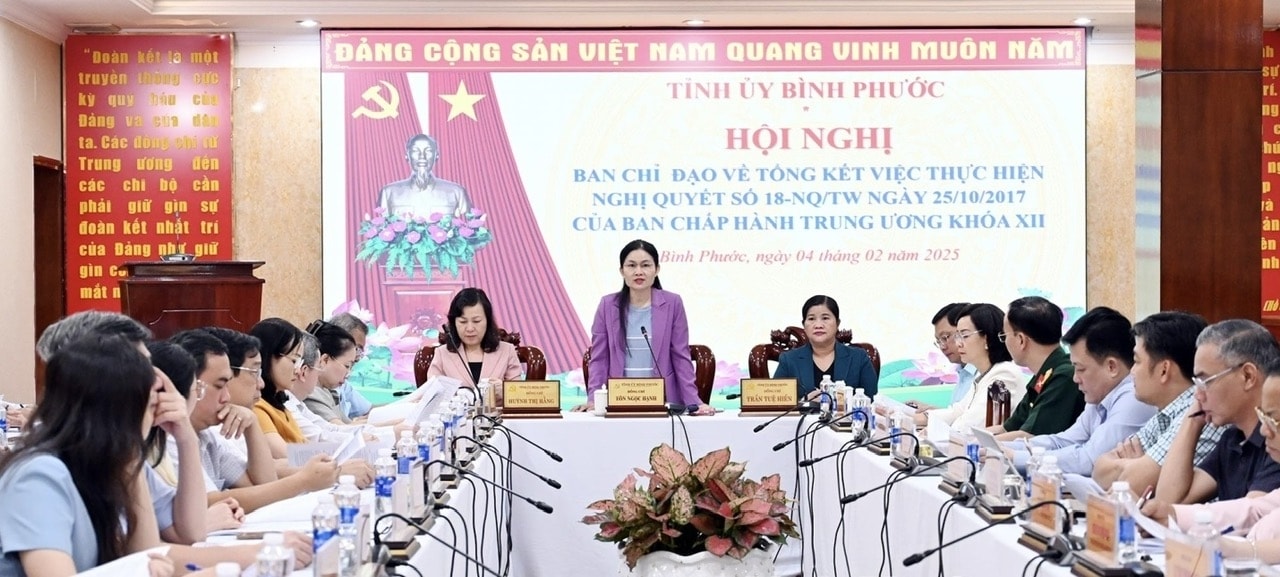 Bà Tôn Ngọc Hạnh (đứng), Uỷ viên dự khuyết Trung ương Đảng, bí thư Tỉnh uỷ Bình Phước chủ trì hội nghị sắp xếp, tổ chức, tinh gọn bộ máy tại tỉnh Bình Phước theo tinh thần Nghị quyết 18 ban Chấp hành Trung ương khoá XII Bà Tôn Ngọc Hạnh (đứng), Uỷ viên dự khuyết Trung ương Đảng, bí thư Tỉnh uỷ Bình Phước chủ trì hội nghị sắp xếp, tổ chức, tinh gọn bộ máy tại tỉnh Bình Phước theo tinh thần Nghị quyết 18 ban Chấp hành Trung ương khoá XII
