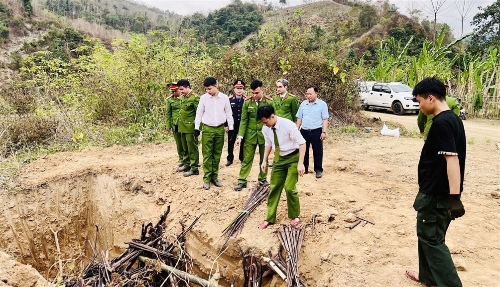 Hội đồng tiêu hủy vũ khí, vật liệu nổ, công cụ hỗ trợ huyện Kỳ Sơn cũng đã tổ chức tiêu hủy súng tự chế, vật liệu nổ