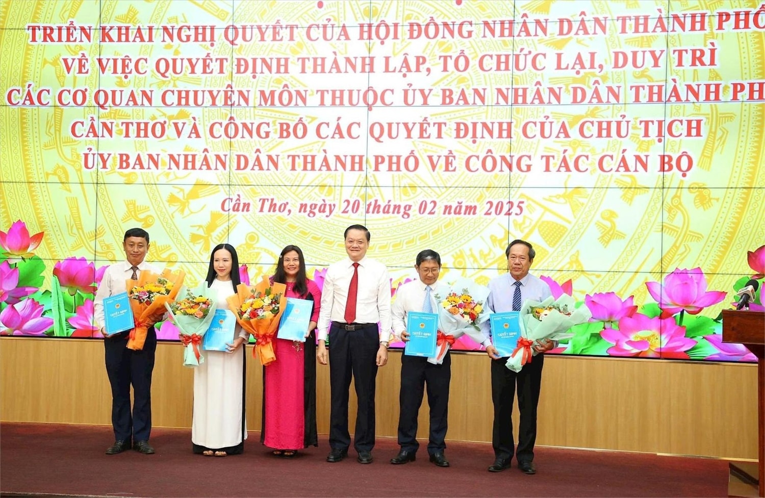 Phó Chủ tịch Thường trực UBND TP Cần Thơ Dương Tấn Hiển trao các quyết định nghỉ hưu trước tuổi cho các Giám đốc và Phó giám đốc sở Phó Chủ tịch Thường trực UBND TP Cần Thơ Dương Tấn Hiển trao các quyết định nghỉ hưu trước tuổi cho các Giám đốc và Phó giám đốc sở
