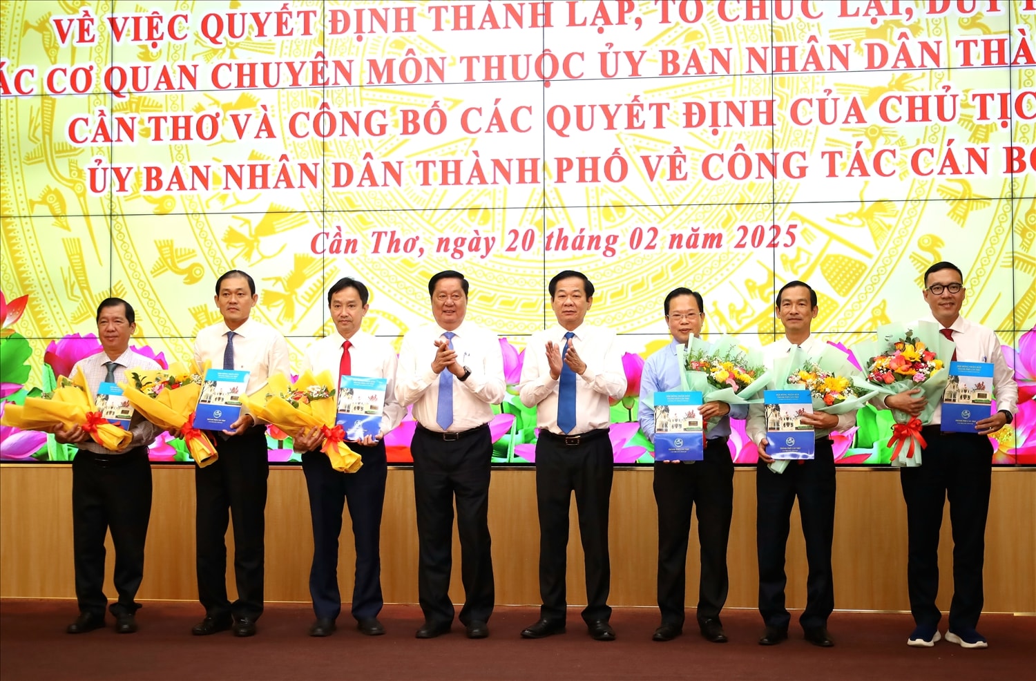 Bí thư Thành ủy Cần Thơ Đỗ Thanh Bình, Chủ tịch HĐND TP. Cần Thơ Phạm Văn Hiểu trao nghị quyết thành lập 6 sở mới Bí thư Thành ủy Cần Thơ Đỗ Thanh Bình, Chủ tịch HĐND TP. Cần Thơ Phạm Văn Hiểu trao nghị quyết thành lập 6 sở mới