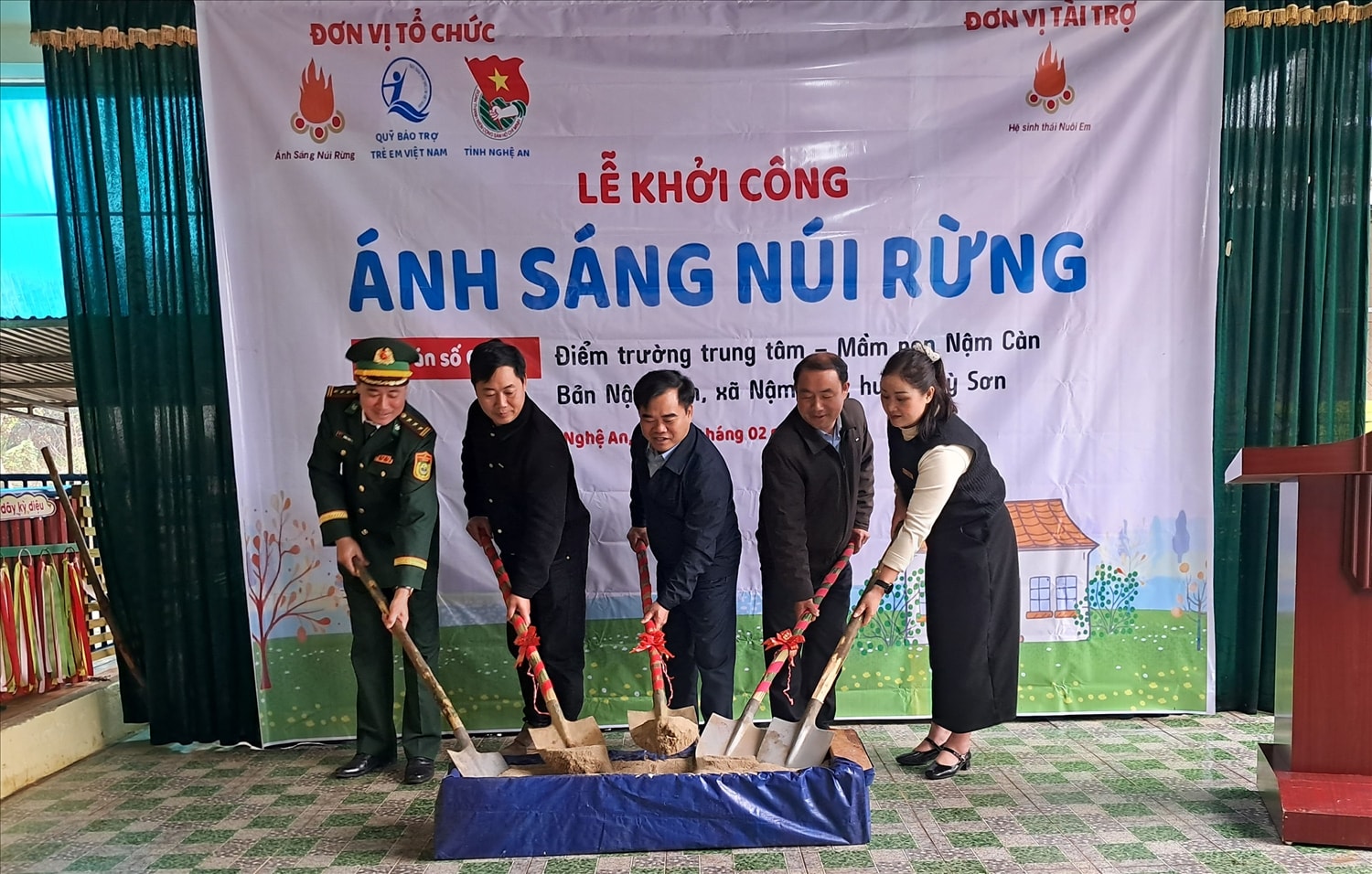 Các đại biểu thực hiện nghi thức khởi công công trình 