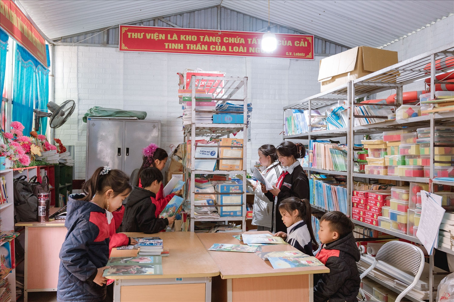 Khung cảnh quen thuộc tại thư viện Trường PTDTBT TH&THCS Thèn Chu Phìn Khung cảnh quen thuộc tại thư viện Trường PTDTBT TH&THCS Thèn Chu Phìn