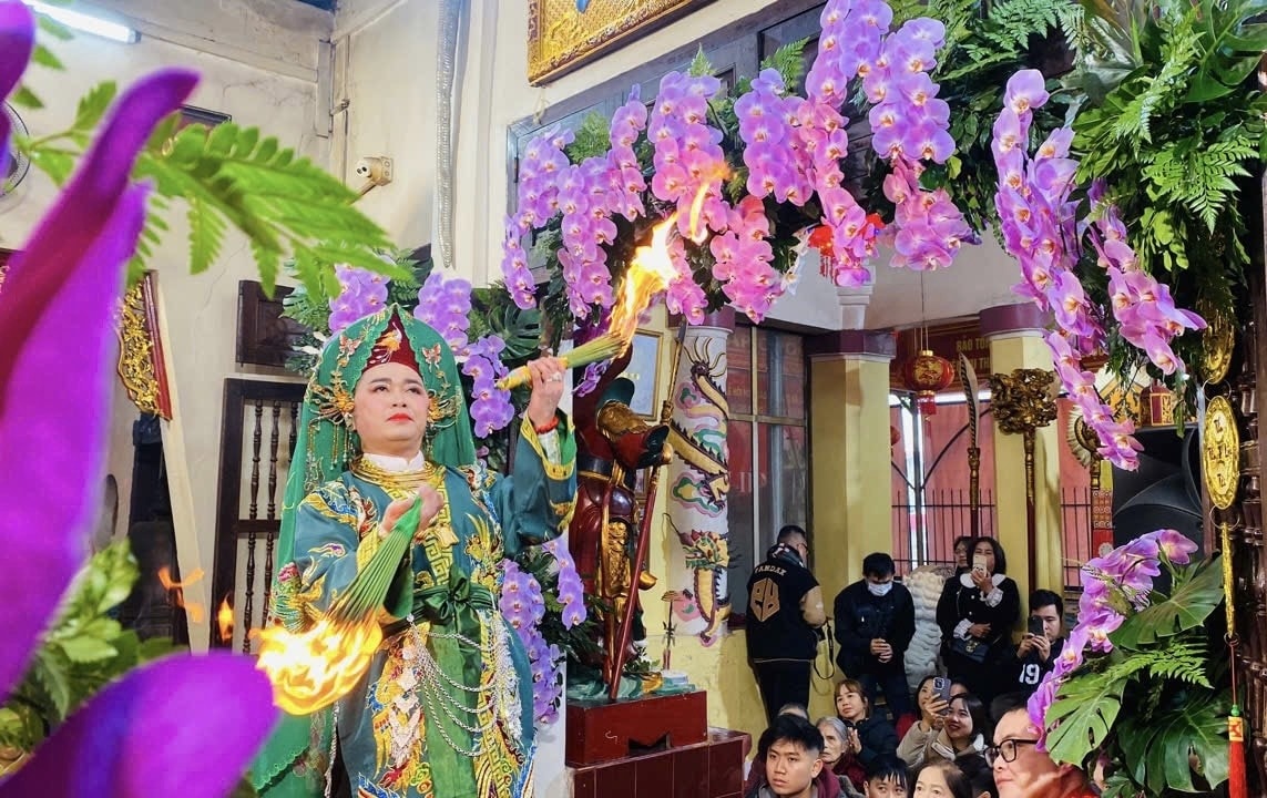Nghệ nhân thực hiện diễn xướng nghi lễ hầu đồng và hát Chầu văn ngay sau chương trình khai mạc liên hoan Nghệ nhân thực hiện diễn xướng nghi lễ hầu đồng và hát Chầu văn ngay sau chương trình khai mạc liên hoan