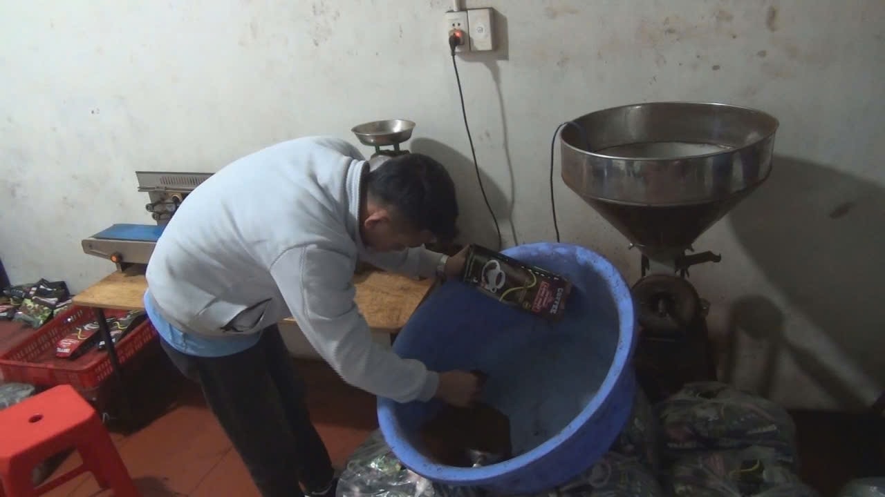 Hiện trường sản xuất cà phê bột giả Hiện trường sản xuất cà phê bột giả