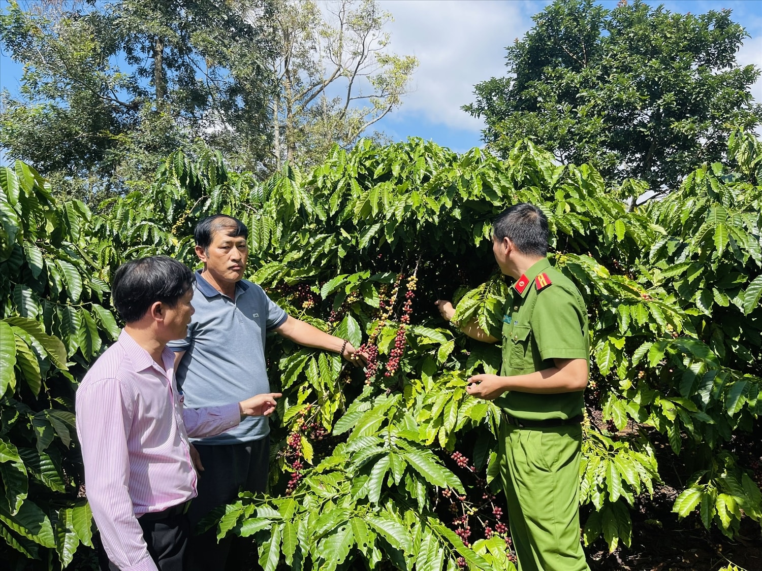 Lãnh đạo Phòng Giao dịch NHCSXH huyện Đắk Mil (Đắk Nông) kiểm tra mục đích sử dụng nguồn vốn trên địa bàn huyện 