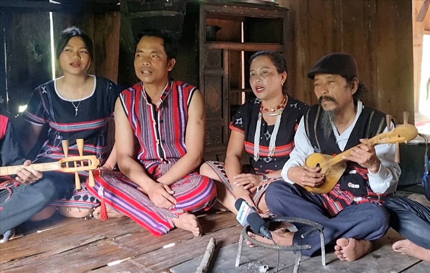 Nghệ nhân Ưu tú Kray Sức cùng các nghệ nhân trẻ bảo tồn văn hóa Pa Kô. Nghệ nhân Ưu tú Kray Sức cùng các nghệ nhân trẻ bảo tồn văn hóa Pa Kô.