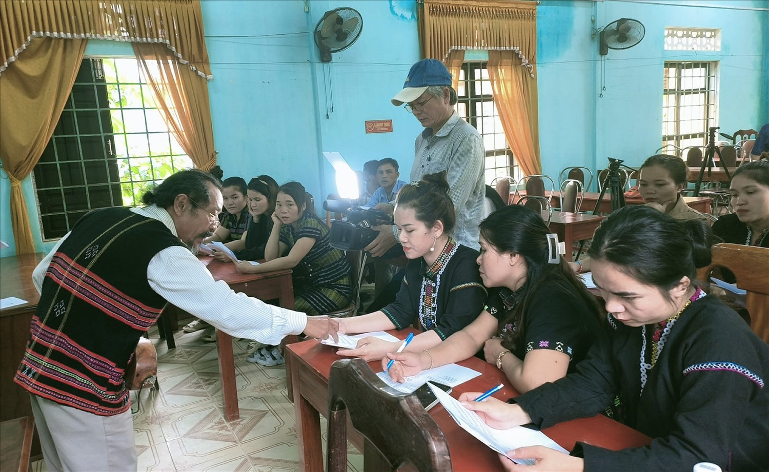 Nghệ nhân Ưu tú Kray Sức truyền dạy văn hóa Pa Kô cho lớp trẻ. Nghệ nhân Ưu tú Kray Sức trong một buổi truyền dạy văn hóa Pa Kô cho lớp trẻ.