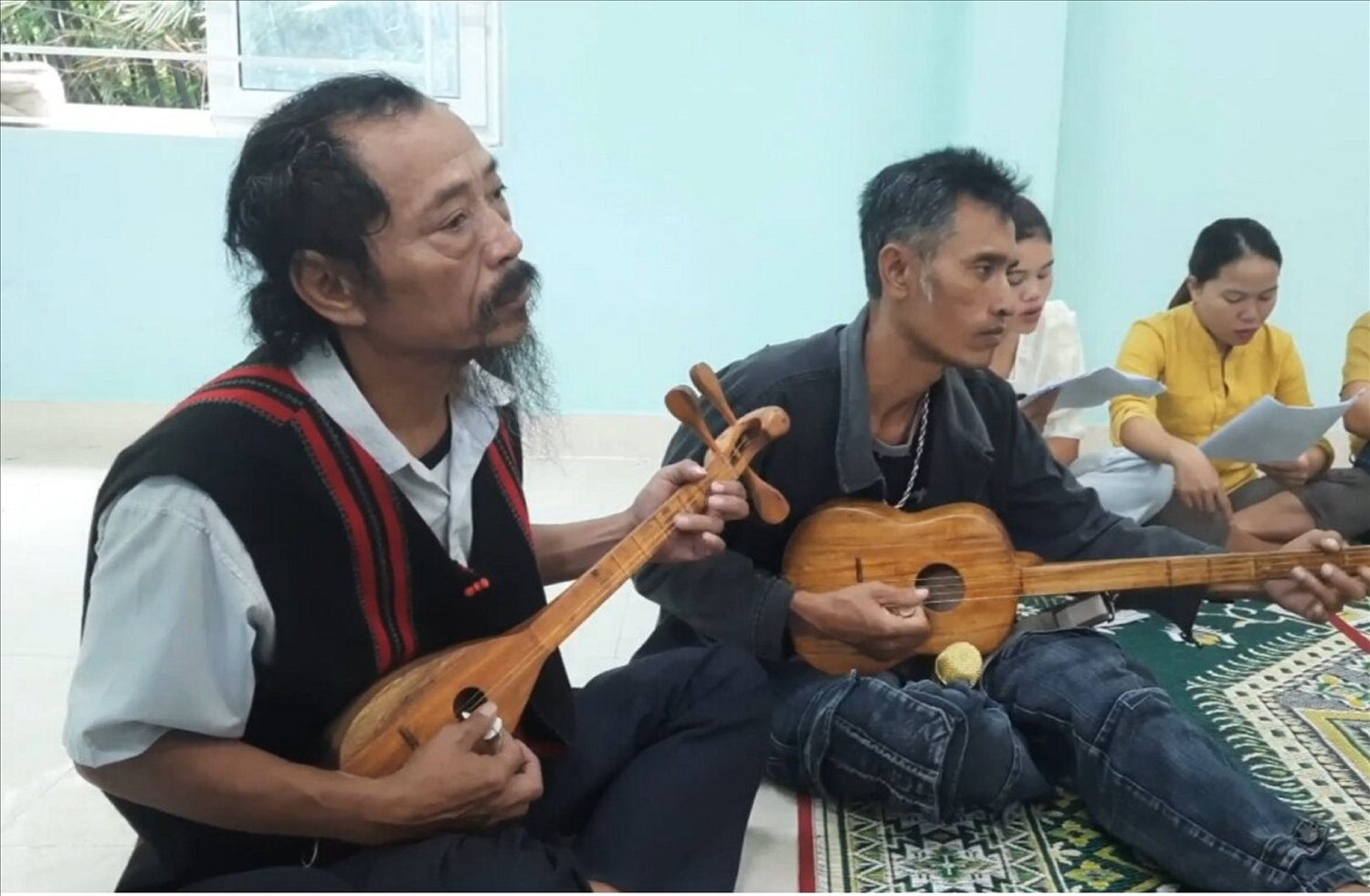 Nghệ nhân Ưu tú Kray Sức truyền dạy văn hóa Pa Kô cho bà con dân bản. Nghệ nhân Ưu tú Kray Sức truyền dạy văn hóa Pa Kô cho bà con dân bản.