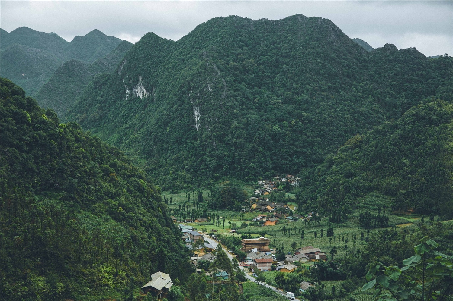 Khung cảnh thơ mộng của Làng văn hóa du lịch cộng đồng thôn Lũng Cẩm, huyện Đồng Văn, tỉnh Hà Giang Khung cảnh thơ mộng của Làng văn hóa du lịch cộng đồng thôn Lũng Cẩm, huyện Đồng Văn, tỉnh Hà Giang