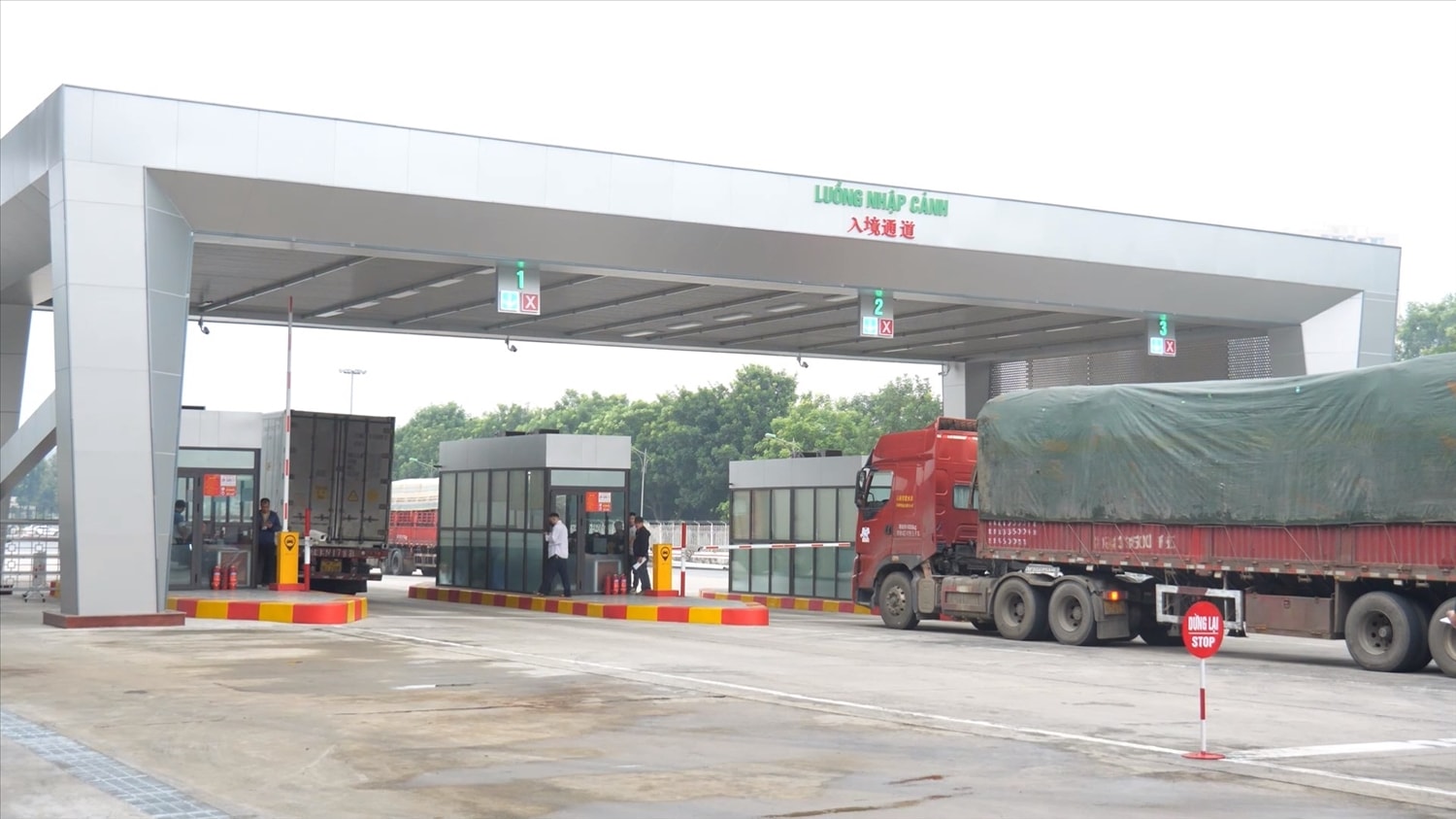 Hiện nay, tại Cửa khẩu Quốc tế đường bộ số 2 Kim Thành có 2 luồng xuất khẩu, 3 luồng nhập khẩu