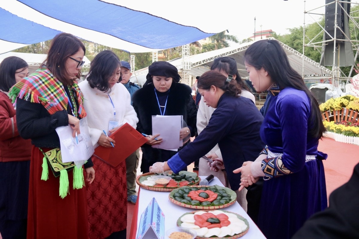 Ban Giám khảo chấm thi bánh giày tại lễ hội Ban Giám khảo chấm thi bánh giày tại lễ hội