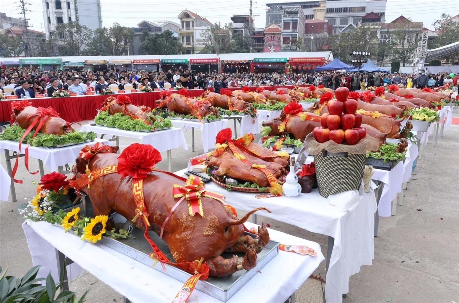Những con lợn quay vàng óng luôn luôn hấp dẫn du khách khi đến với lễ hội Kỳ Lừa-Tả Phủ Những con lợn quay vàng óng luôn luôn hấp dẫn du khách khi đến với lễ hội Kỳ Lừa-Tả Phủ