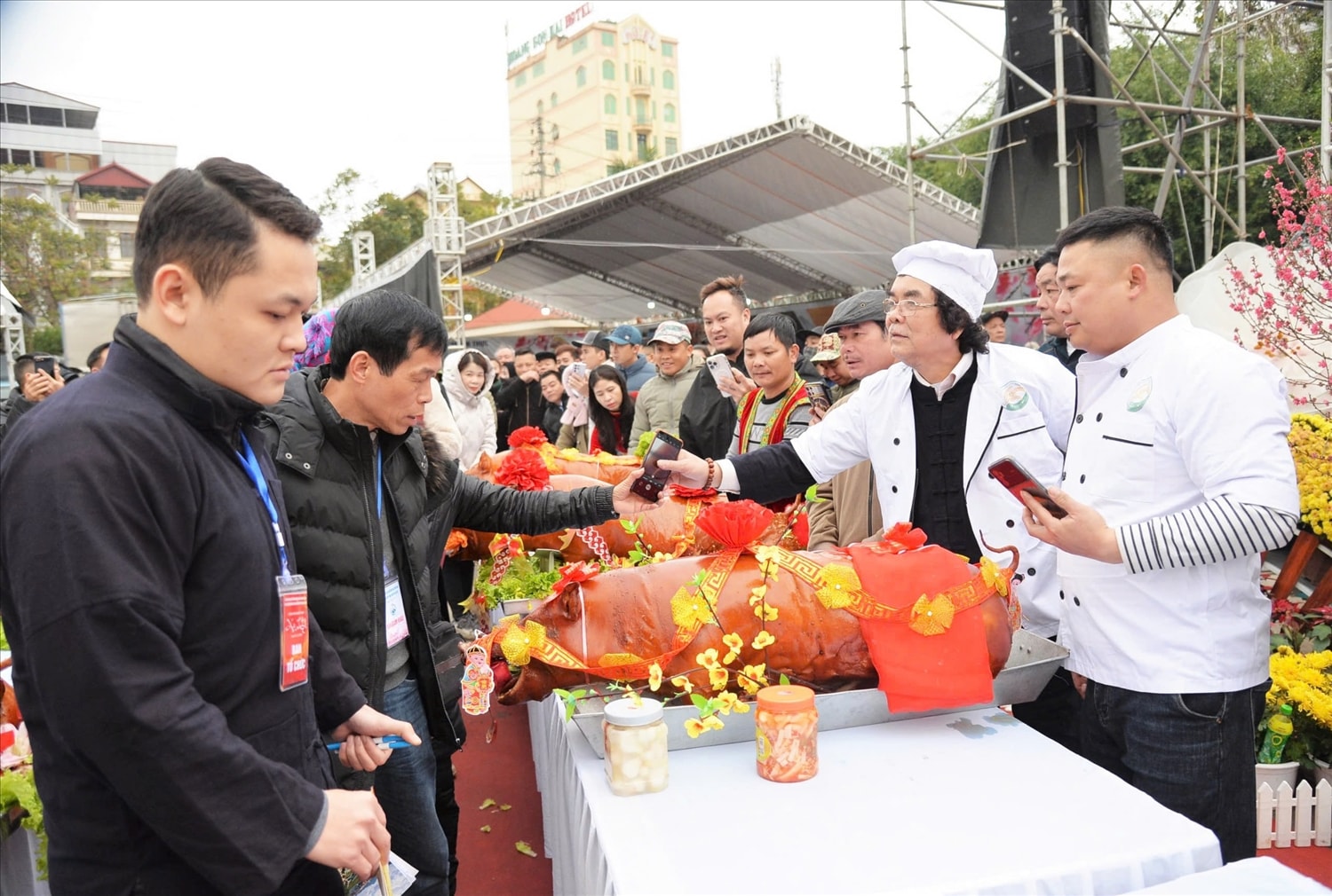 Chấm thi món lợn quay Ban Giám khảo chấm thi món lợn quay