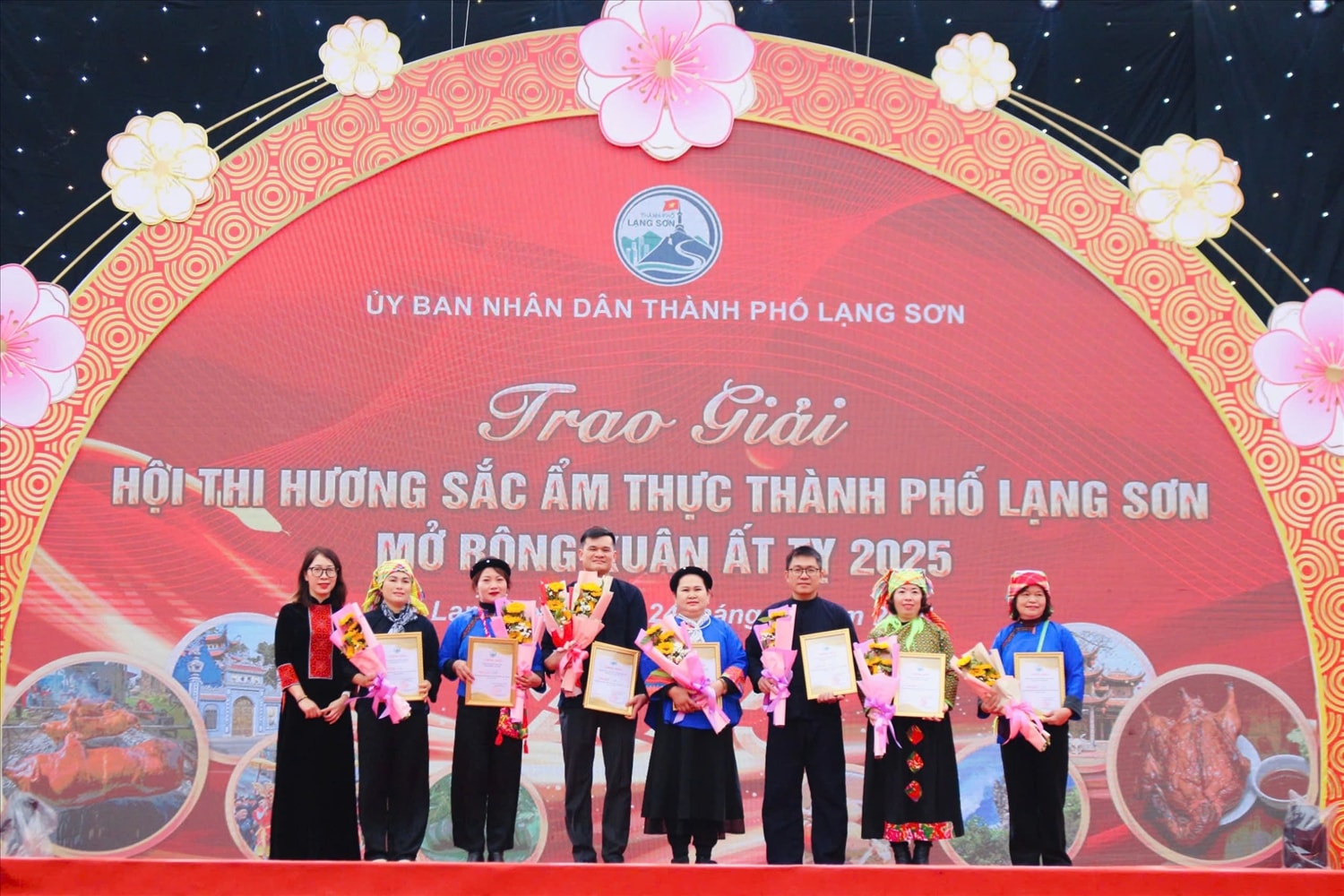 Ban Tổ chức trao giải cho các đơn vị thi giã bánh giày Ban Tổ chức trao giải cho các đơn vị thi giã bánh giày