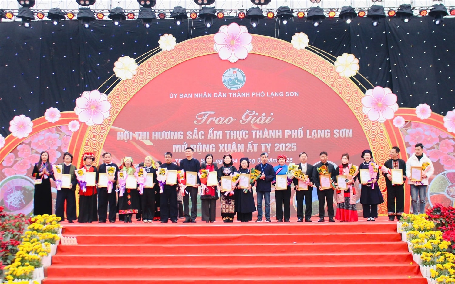 Ban Tổ chức trao giải cho các đơn vị tham tham gia thi trưng bày gian hàng đẹp và sản phẩm đặc trưng địa phương cuộc thi Ban Tổ chức trao giải cho các đơn vị tham tham gia thi trưng bày gian hàng đẹp và sản phẩm đặc trưng địa phương cuộc thi
