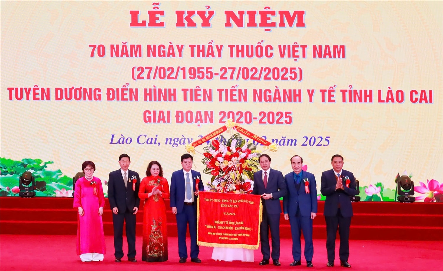 Lãnh đạo tỉnh Lào Cai tặng lẵng hoa và bức trướng chúc mừng ngành y tế Lào Cai nhận kỷ niệm 0 năm ngày Thầy thuốc Việt Nam 
