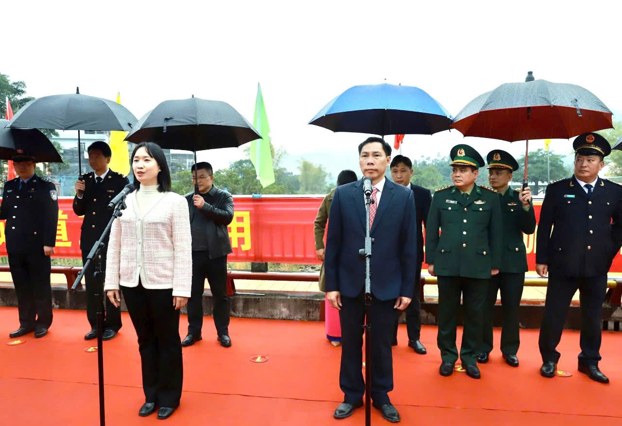 Lễ thông quan xuất nhập cảnh dành cho du khách và cư dân biên giới qua cặp cửa khẩu Hoành Mô - Động Trung 