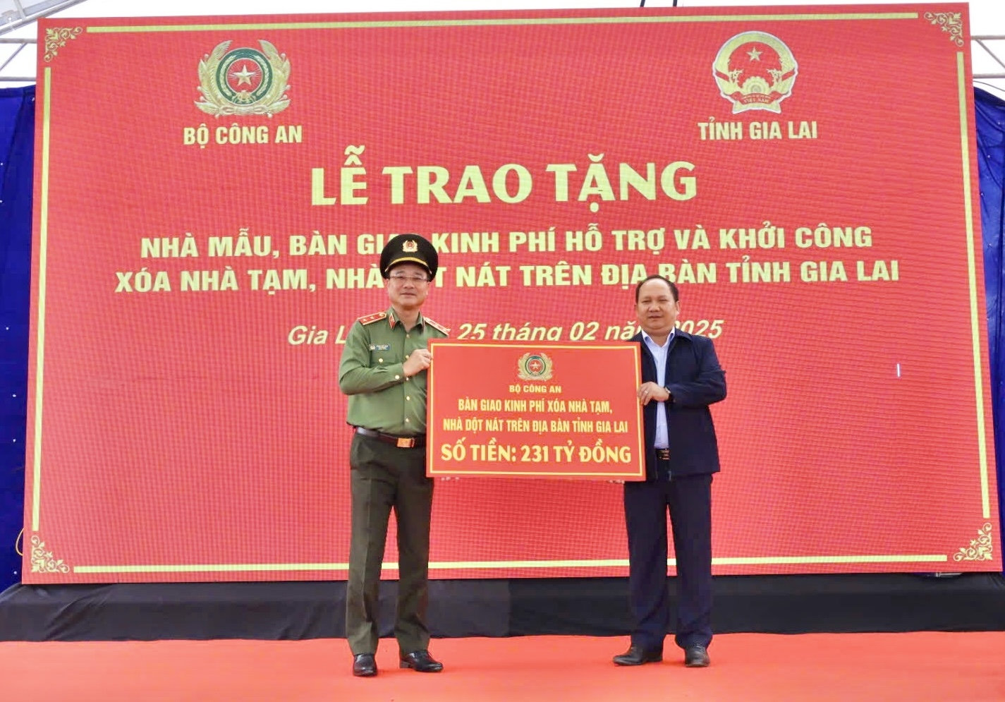 Trung tướng Phạm Thế Tùng, Thứ trưởng Bộ Công an bàn giao biển kinh phí ủng hộ xóa nhà tạm, nhà dột nát cho tỉnh Gia Lai