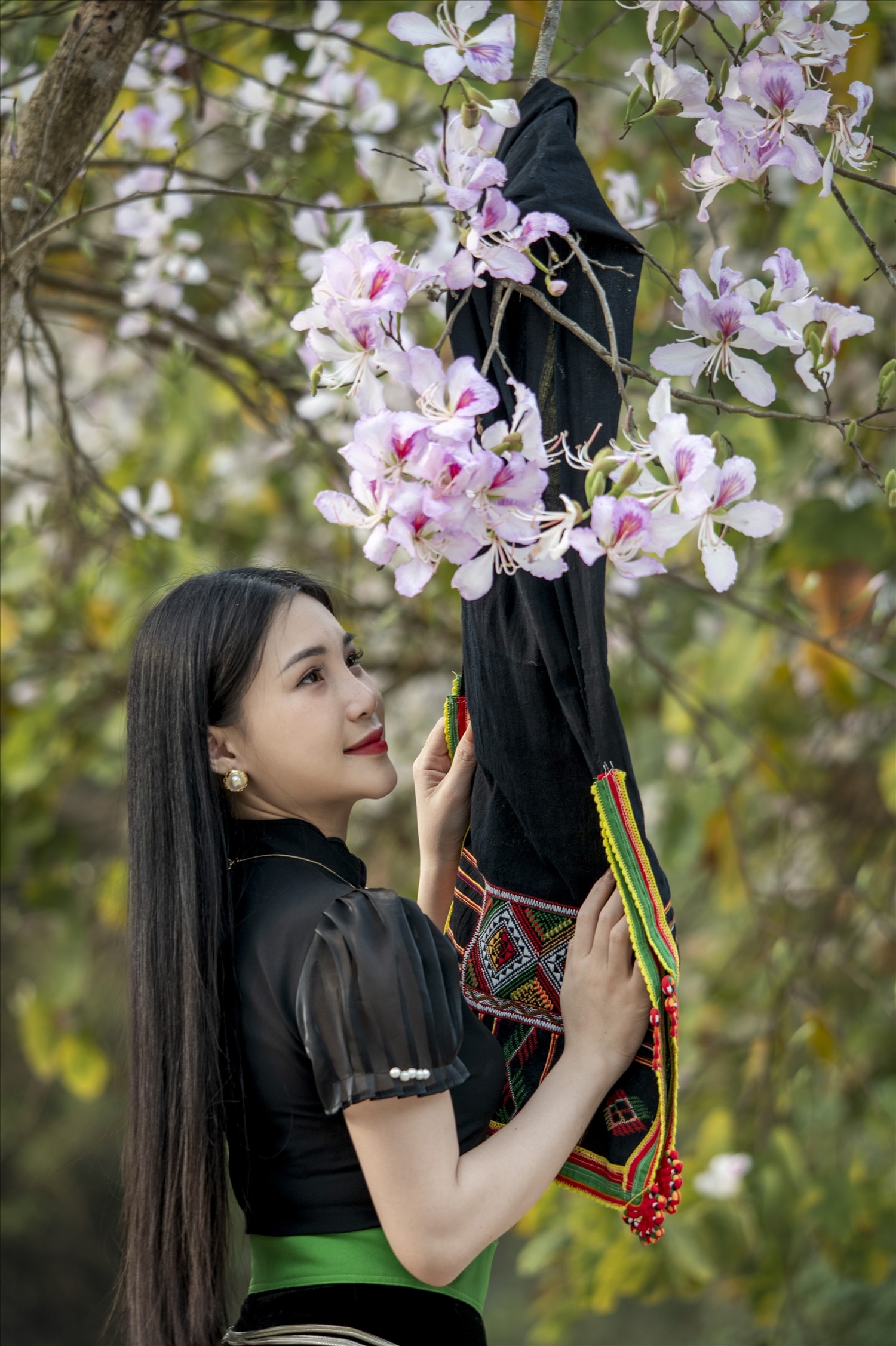 Thiếu nữ dân tộc Thái làm duyên bên hoa ban