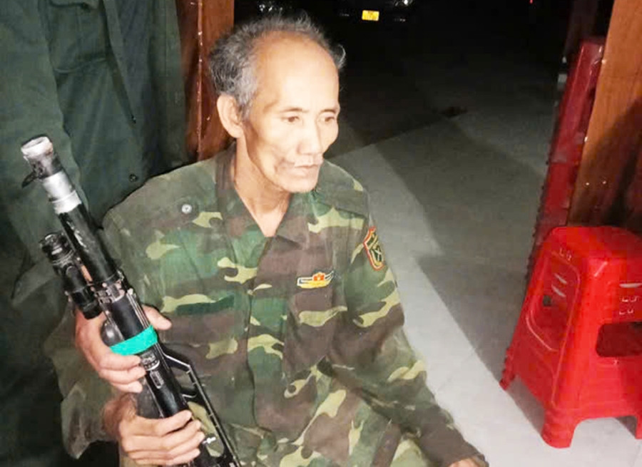Đối tượng Trần Văn bình và khẩu súng tự chế. (Ảnh Kiểm lâm cung cấp) Đối tượng Trần Văn bình và khẩu súng tự chế. (Ảnh Kiểm lâm cung cấp)