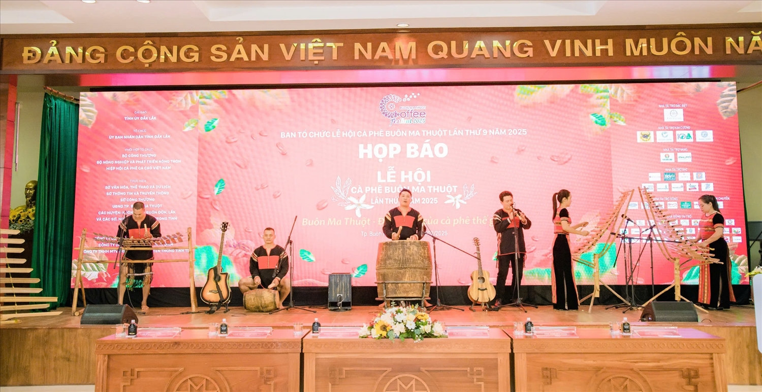 Tiết mục văn nghệ mang đậm bản sắc văn hóa Tây Nguyên tại họp báo
