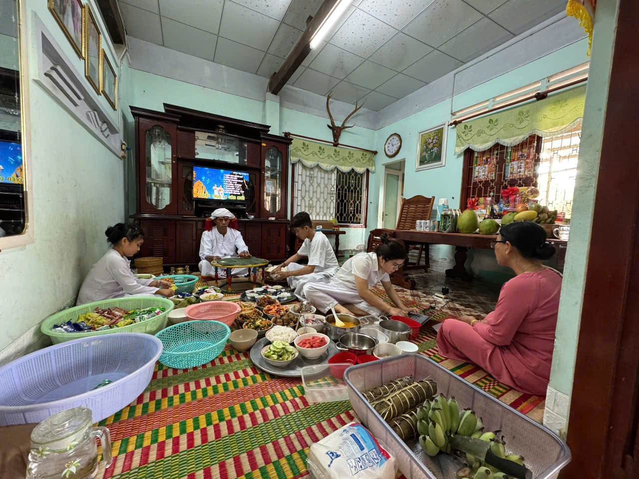 Đồng bào Chăm dâng cơm cho tổ tiên. Ảnh: Thành Thị Hồng Cẩm