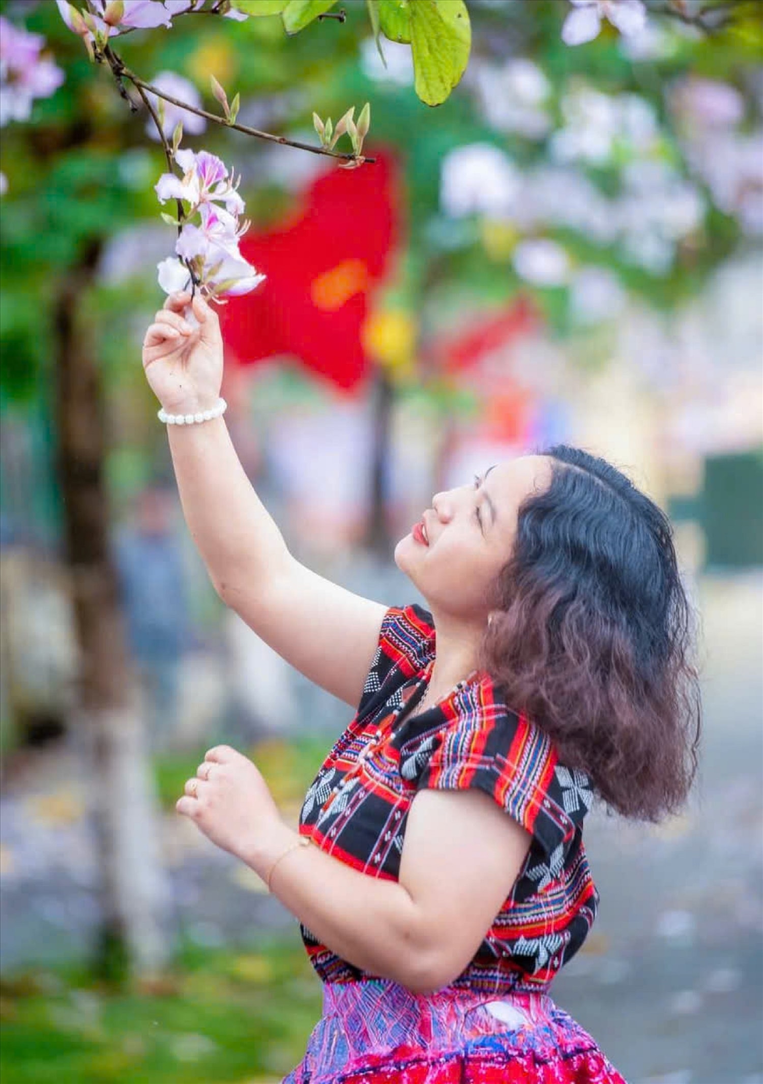 Thiếu nữ Pa Kô bên hoa ban tím ở A Lưới.
