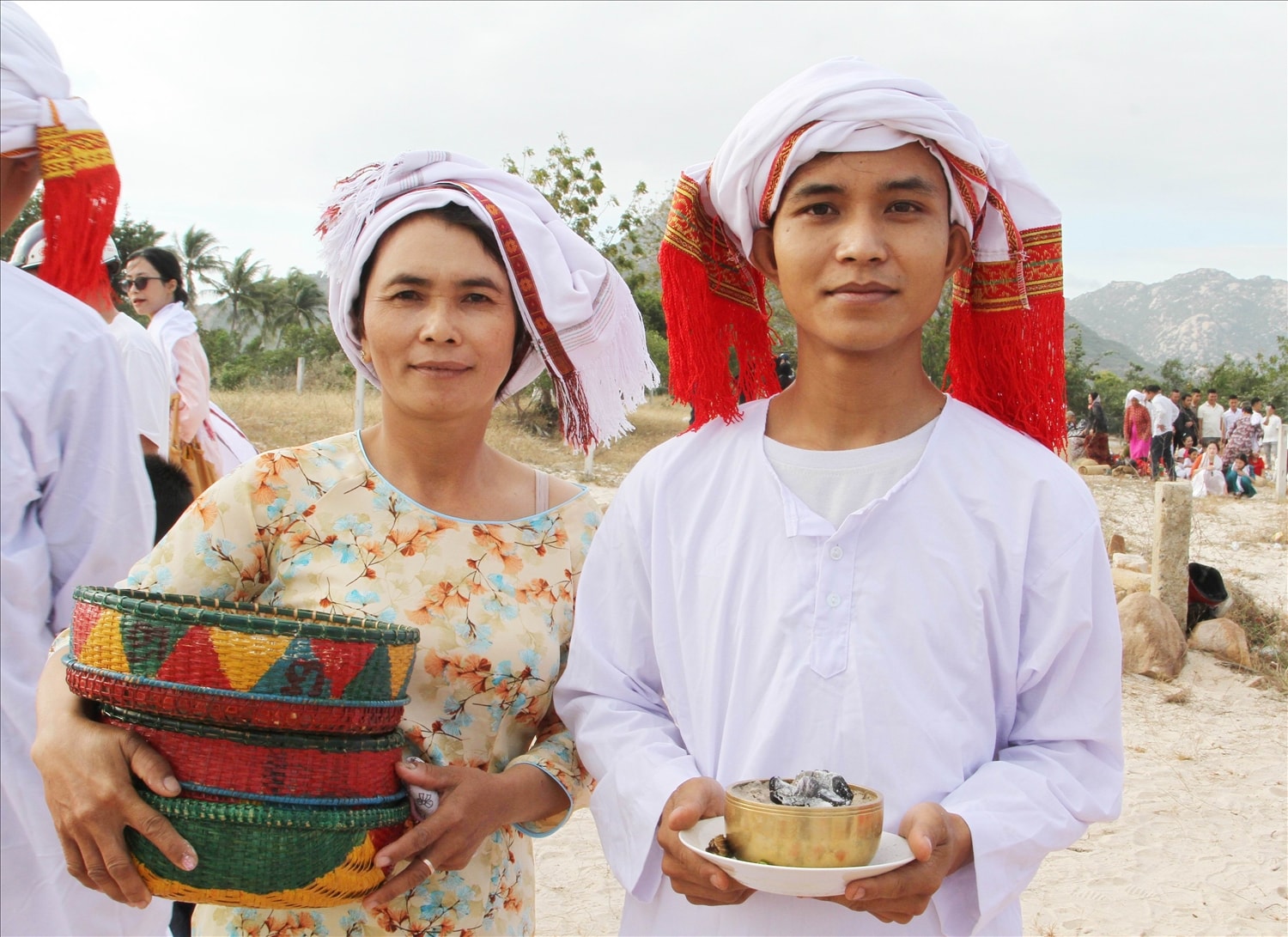 lễ vật được người Chăm mang đến tảo mộ gồm trầu cau, hoa quả, trà thuốc.