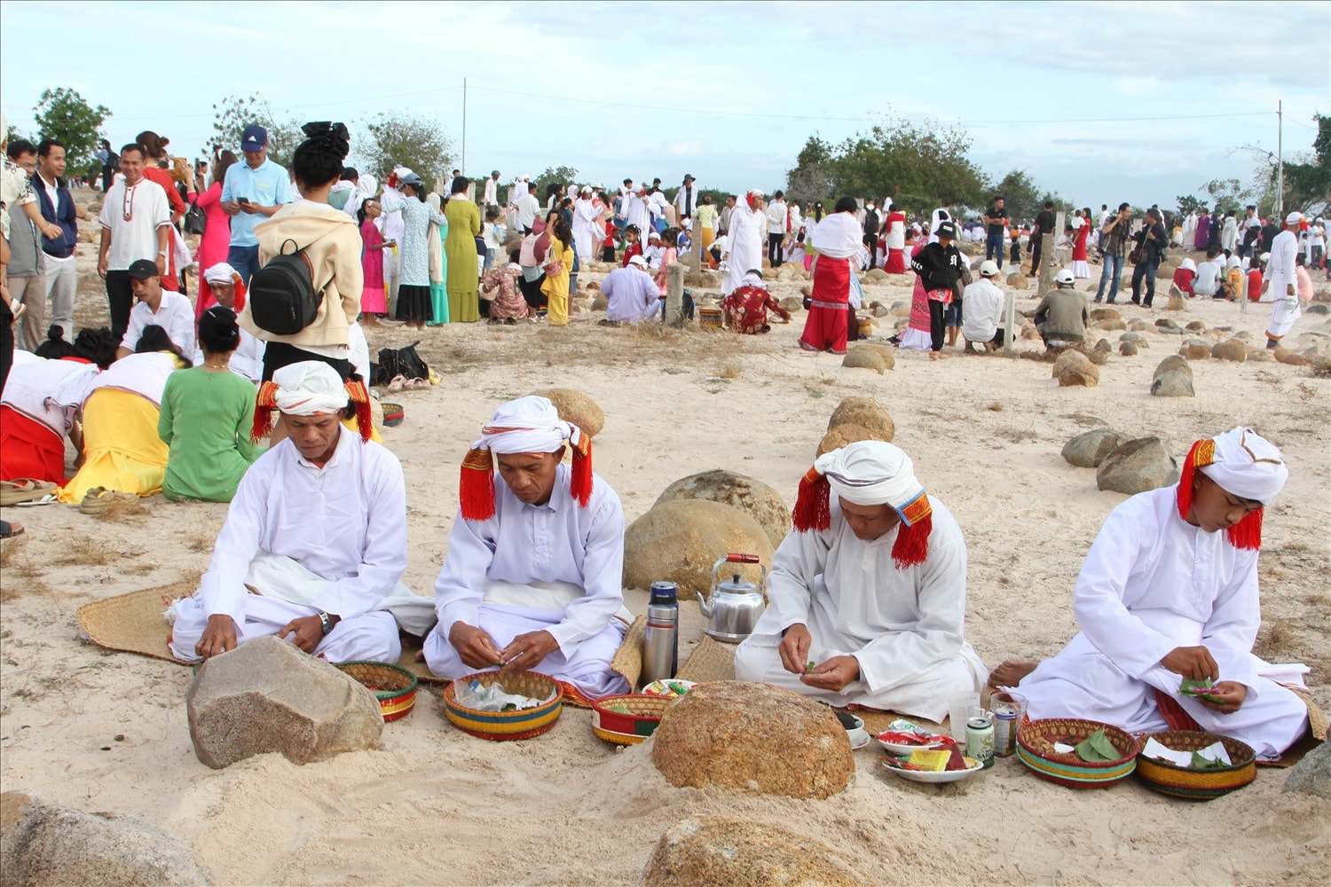 Nghi thức đọc kinh, rước tổ tiên về sum họp trong dịp Ramưwan