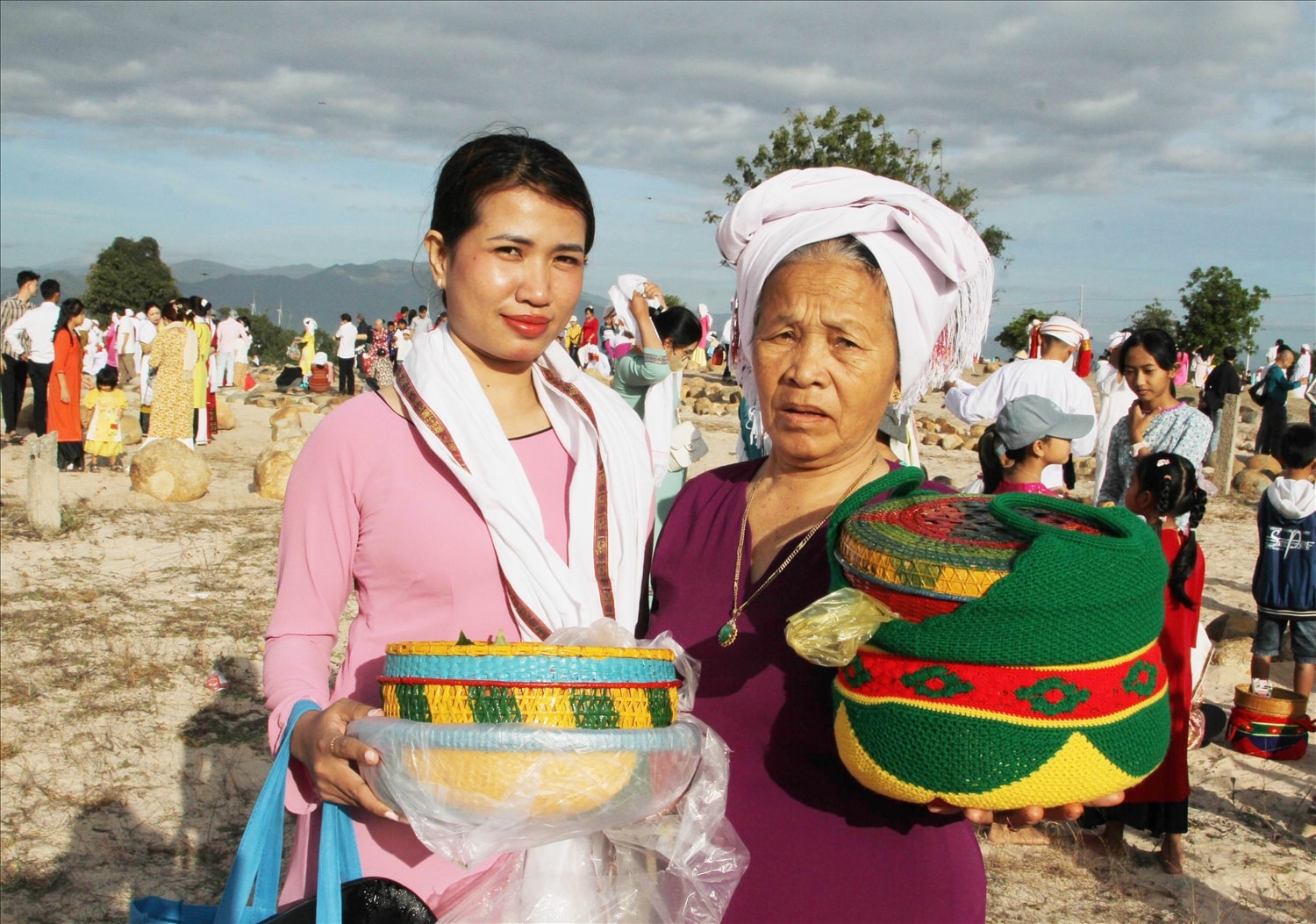 Phụ nữ Chăm mang trầu cau tại Lễ tảo mộ tại làng Văn Lâm, xã Phước Nam, huyện Thuận Nam.