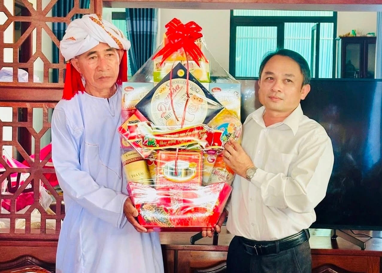 Ông Nguyễn Văn Trí, Phó Chủ tịch Thường trực Ủy ban MTTQ Việt Nam tỉnh Ông Nguyễn Văn Trí, Phó Chủ tịch Thường trực Ủy ban MTTQ Việt Nam tỉnh chức sắc